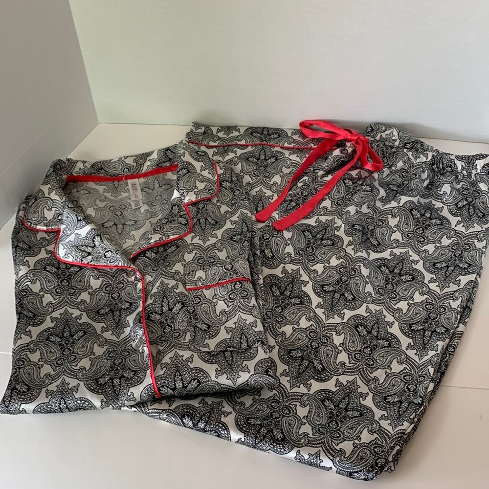 Gilligan & O'Malley Black and Red Paisley Pajama Set